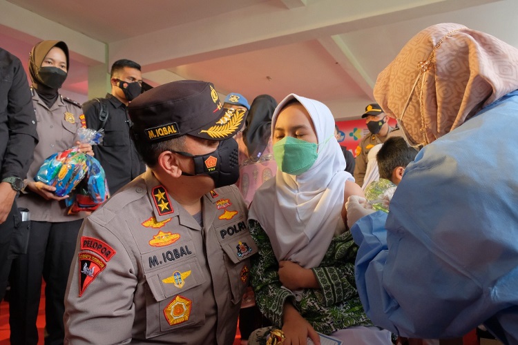 Kapolda Riau Beri Hadiah ke Anak-anak SD yang Ikut Vaksinasi
