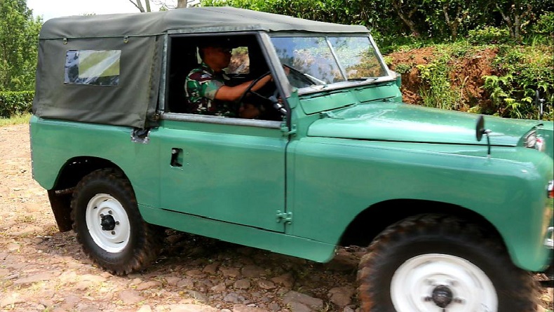 Pangdam Siliwangi Kendarai Land Rover Terabas Jalur Terjal Lembang di Ketinggian 2.000 MDPL