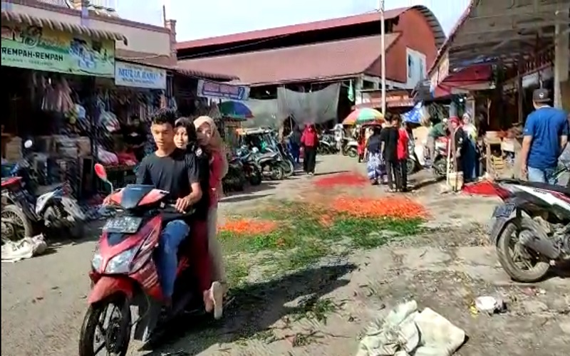 Protes Relokasi Tempat Jualan, Pedagang Sayur Buang Dagangan ke Jalanan 