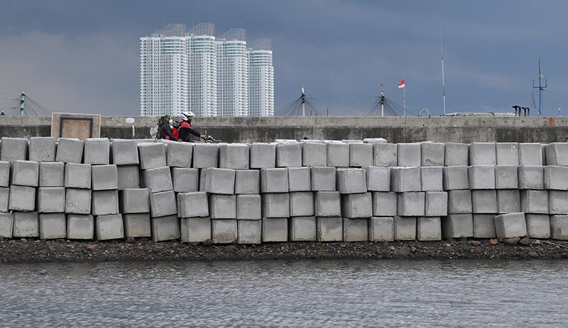Pembangunan Tanggul Pengaman Pantai Antisipasi Banjir Rob Jakarta - Bagian 1