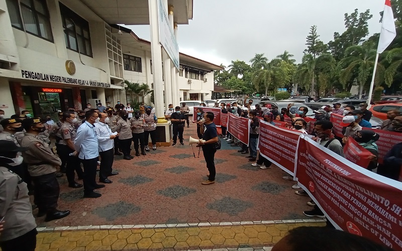 Putusan Hakim Dinilai Janggal, Massa Demo Pengadilan Negeri Kelas IA Palembang
