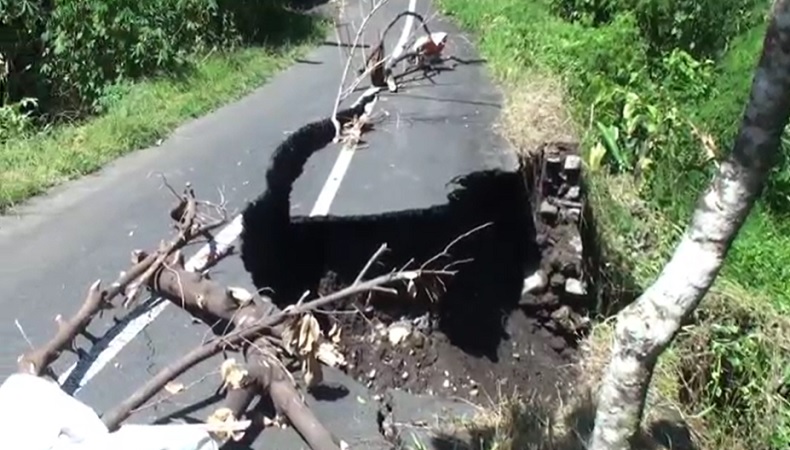 Jalan di Gianyar Ambles Diguyur Hujan Deras, Hanya Motor yang Bisa Melintas