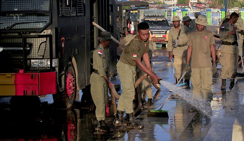 Personel Gabungan Bersihkan Lumpur Sisa Banjir Jayapura - Bagian 1