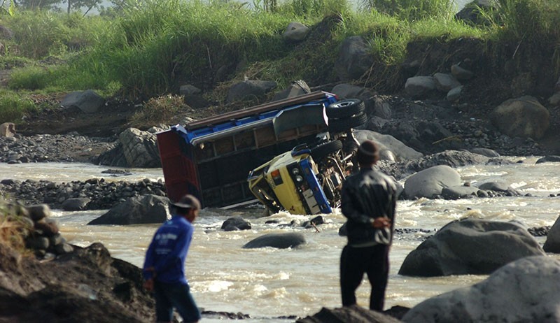 Truk Pasir Hanyut Diterjang Banjir Bandang di Sungai Kaligung, 2 Awak Tewas - Bagian 1