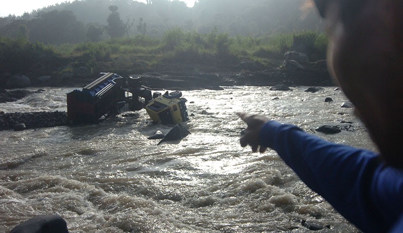 Truk Pasir Hanyut Diterjang Banjir Bandang di Sungai Kaligung, 2 Awak Tewas - Bagian 3