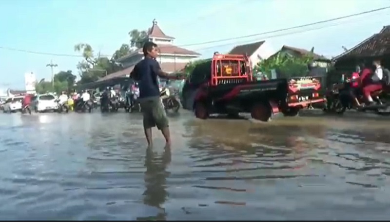 Banjir di Pasuruan Meluap ke Jalan Raya, Antrean Kendaraan Mengular hingga 5 Km