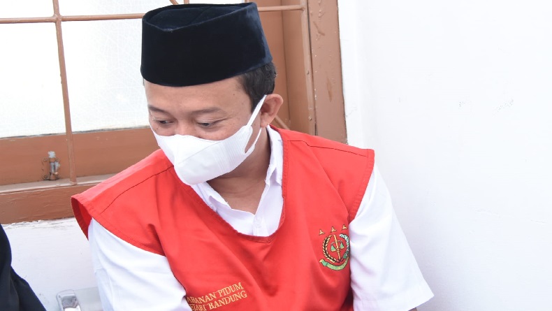 Herry Wirawan Pemerkosa 13 Santriwati Divonis di PN Bandung Besok