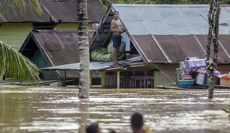 Ribuan Rumah Terendam Banjir hanya Terlihat Atap di Desa Pengaron Banjar Kalsel - Bagian 1