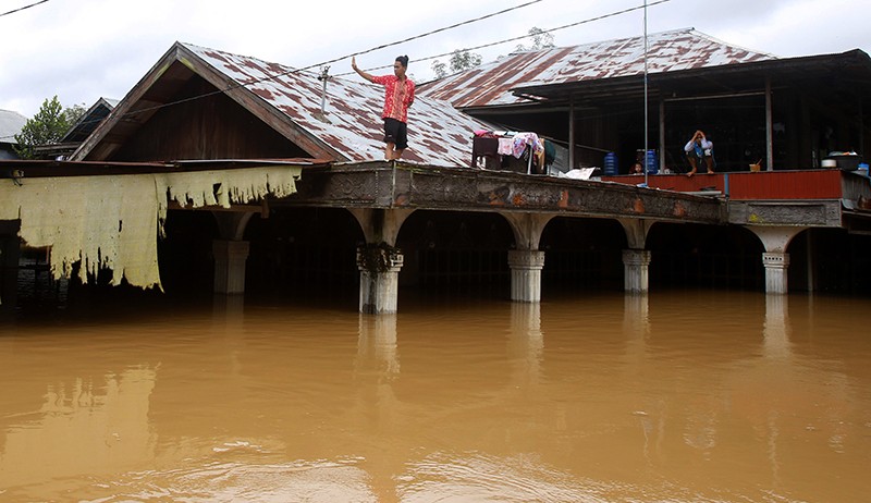 Ribuan Rumah Terendam Banjir hanya Terlihat Atap di Desa Pengaron Banjar Kalsel - Bagian 2