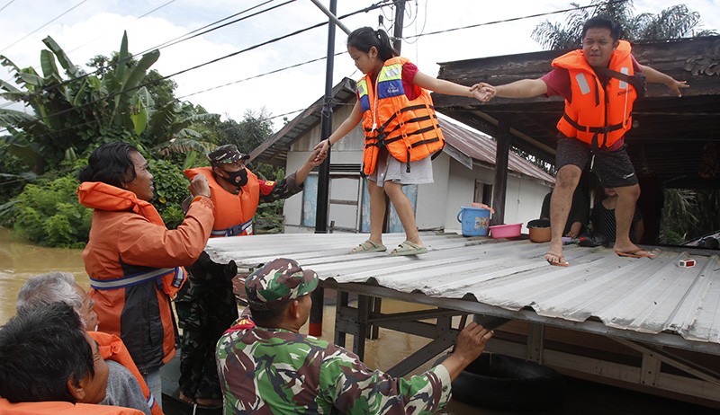 Korban Banjir Bertahan di Atap Rumah Dievakuasi Tim SAR  - Bagian 1