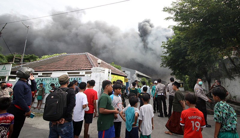 Kebakaran Pabrik Sepatu dan Sendal di Sidoarjo - Bagian 2