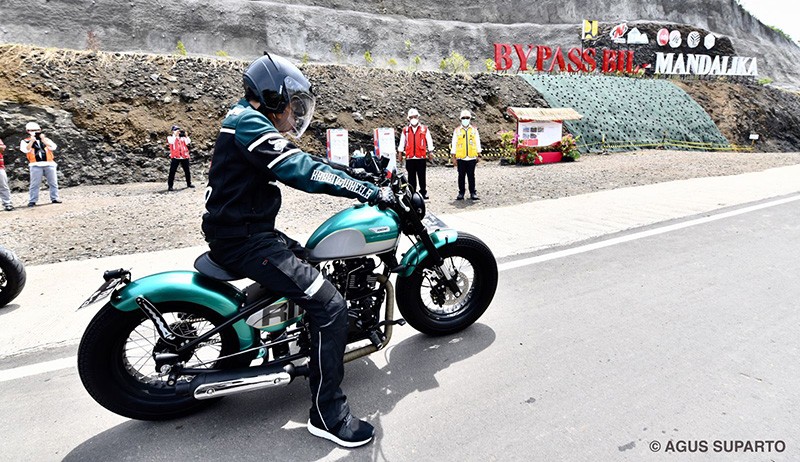 Presiden Jokowi Naik Motor 20 Km Simulasi Kedatangan Penonton MotoGP Mandalika - Bagian 1