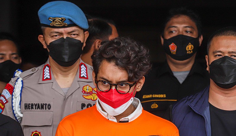 Pakai Masker Merah Putih, Ini Penampakan Ardhito Pramono di Polres Jakarta Barat - Bagian 1