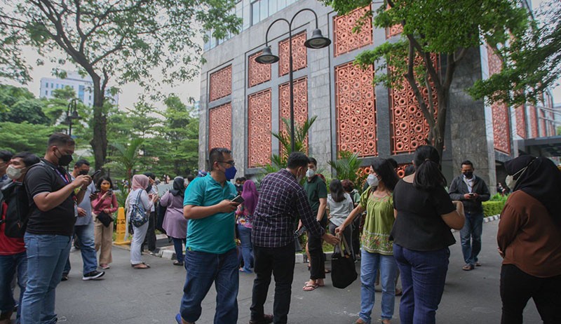 Gempa Magnitudo 6.7 Guncang Jabodetabek, Warga dan Pekerja Berhamburan - Bagian 2