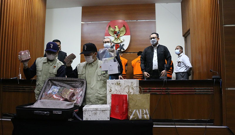 Barang Bukti Uang dan Barang Belanjaan Hasil OTT Bupati Penajam Paser Utara - Bagian 1