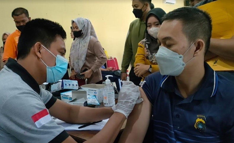 Ratusan Polisi di Bangka Tengah Disuntik Vaksin Booster