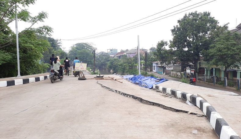 Kerusakan Jembatan KW 6 Karawang Semakin Parah, Jalan Terbelah dan Ditutup Total