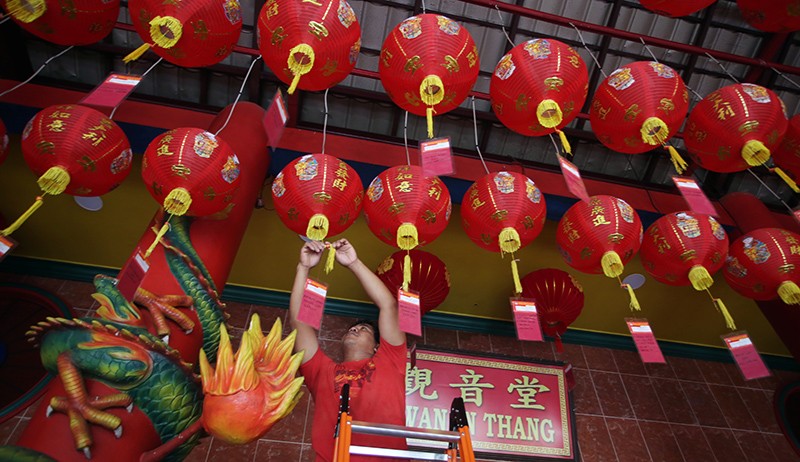 Pemasangan Lampion di Vihara Menyambut Imlek - Bagian 2