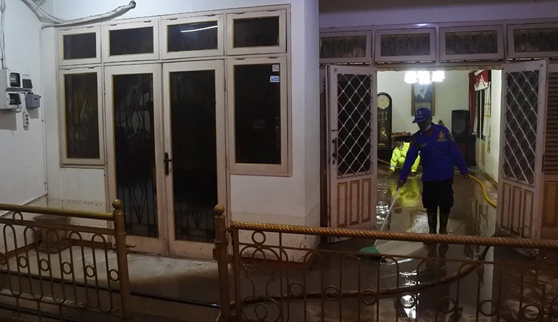 Penampakan Rumah Bupati Jember Terendam Banjir hingga 1 Meter - Bagian 2