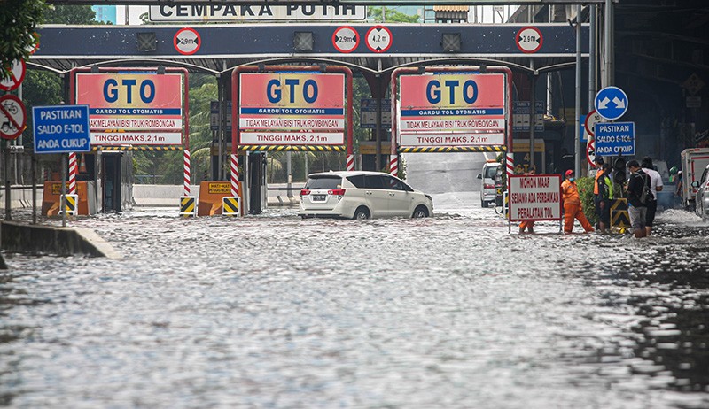 Foto-Foto Ruas Jalan Jakarta Banjir hingga Lutut Orang Dewasa - Bagian 1