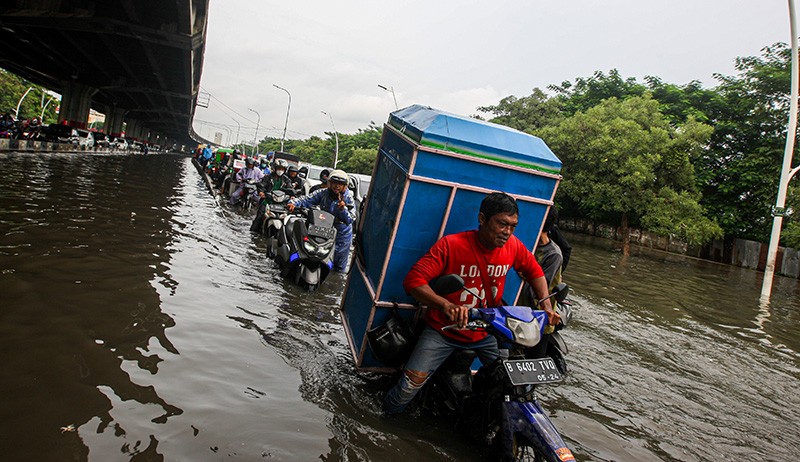 Foto-Foto Ruas Jalan Jakarta Banjir hingga Lutut Orang Dewasa - Bagian 2