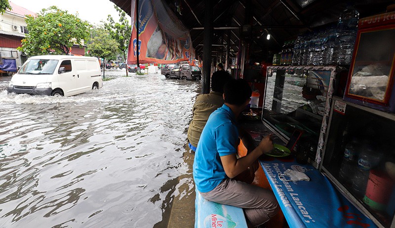 Foto-Foto Ruas Jalan Jakarta Banjir hingga Lutut Orang Dewasa - Bagian 4