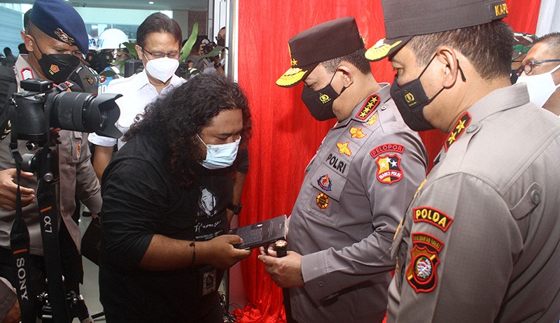 Momen Jurnalis Berikan Kapolri Buku Investigasi Kasus Pemerkosaan Gadis Kalbar - Bagian 1