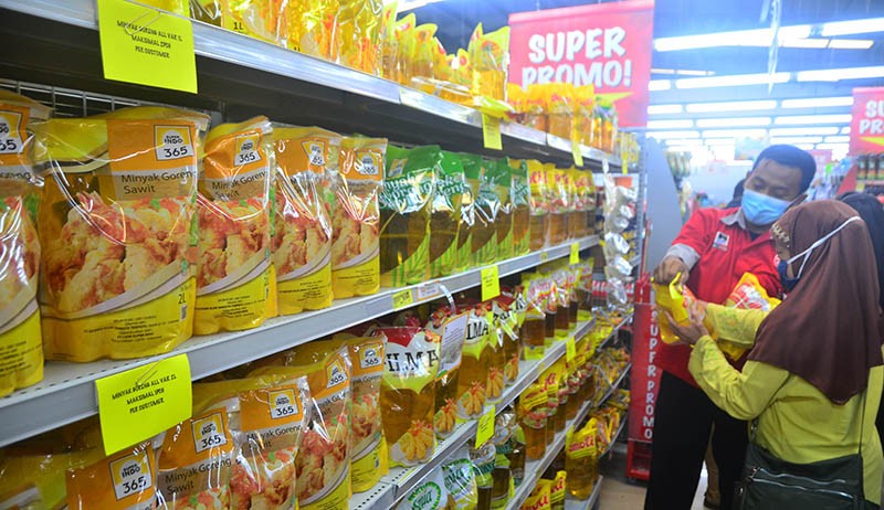 Suasana Pusat Perbelanjaan saat Mulai Jual Minyak Goreng Rp14.000 per Liter - Bagian 1