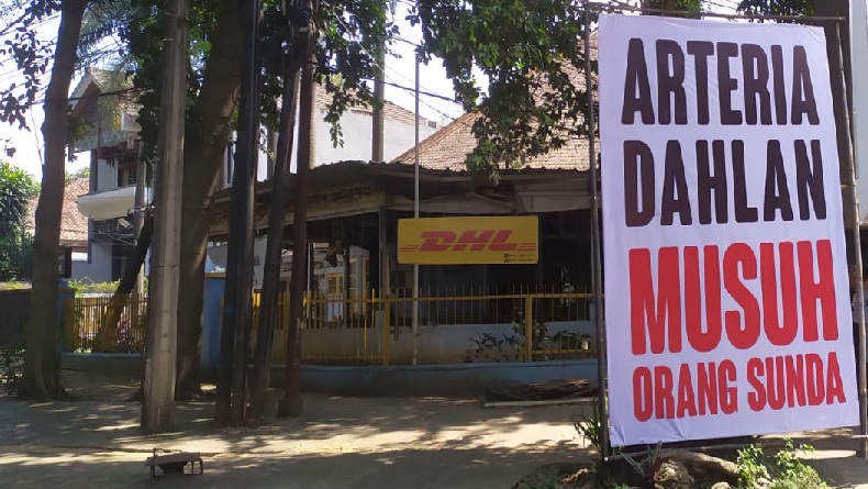 Ada Baliho "Arteria Dahlan Musuh Orang Sunda" di Jalan Tamansari Bandung
