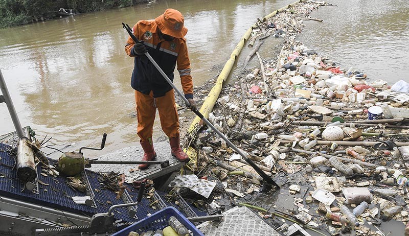 3 Kapal Bantuan dari Jerman Dikerahkan Angkut Sampah di Kali Bekasi - Bagian 2