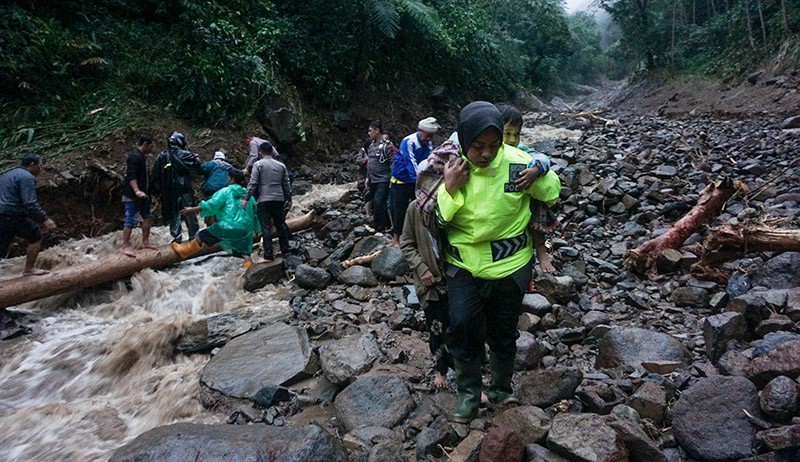Foto Relawan Terjebak Longsor Susulan di Pekalongan - Bagian 2
