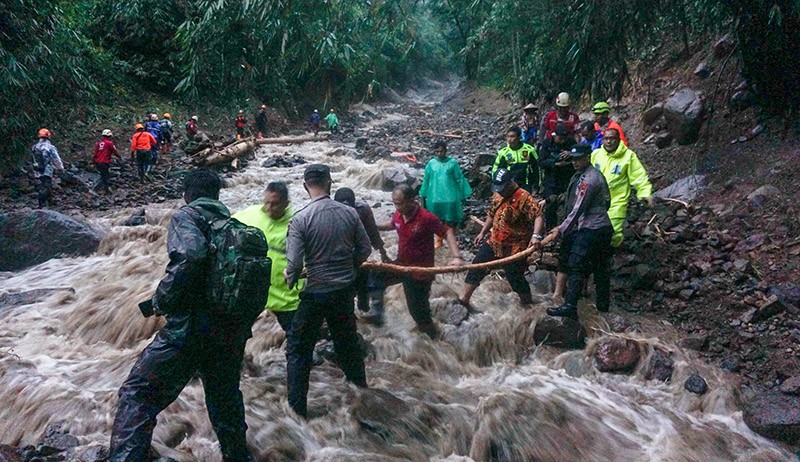 Foto Relawan Terjebak Longsor Susulan di Pekalongan - Bagian 1