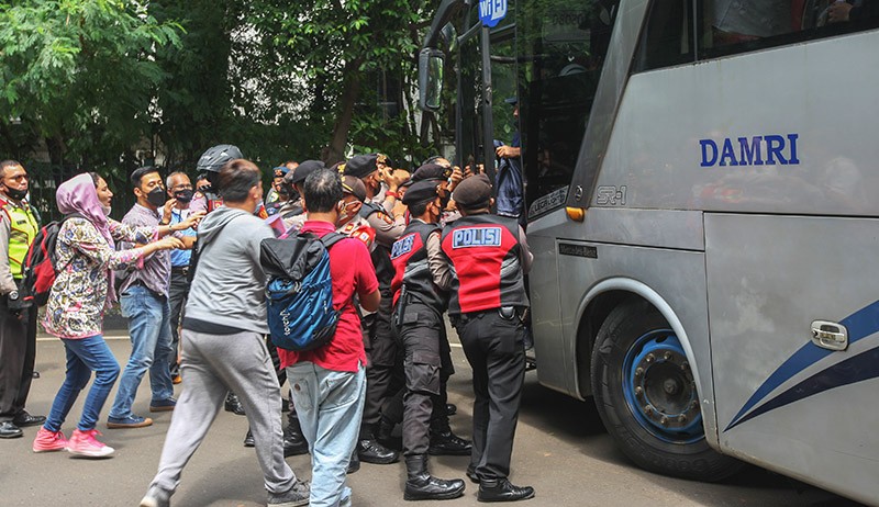 Dilarang Polisi Turun dari Bus, Aksi Pengungsi Afghanistan Ricuh - Bagian 2