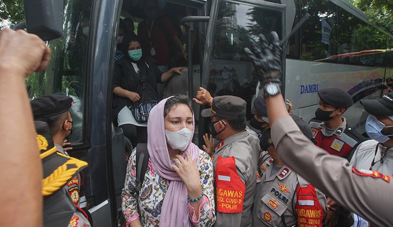 Dilarang Polisi Turun dari Bus, Aksi Pengungsi Afghanistan Ricuh - Bagian 3