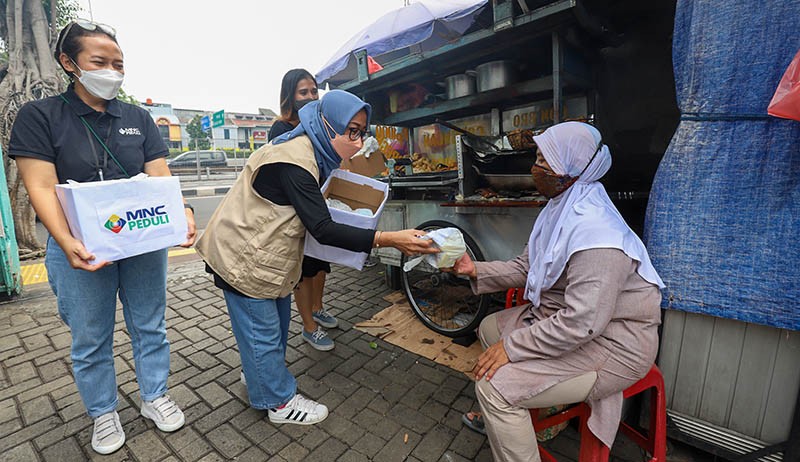 Waspada Omicron, MNC Peduli Bagikan Paket Kesehatan di Kawasan Kebon Jeruk - Bagian 1
