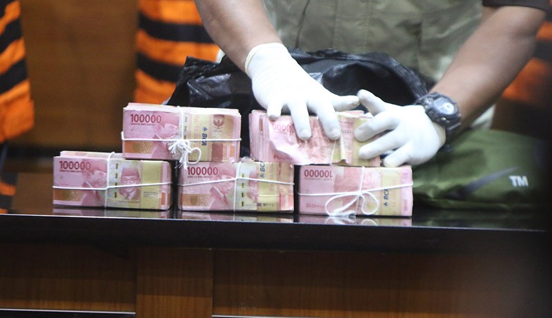 KPK Pamer Uang Ratusan Juta Hasil OTT Bupati Langkat - Bagian 1