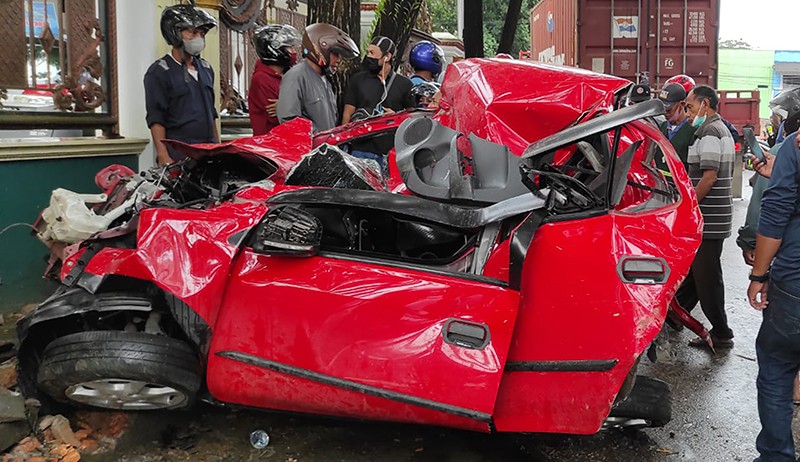 Penampakan Mobil-Mobil Ringsek Ditabrak Truk Tronton di Balikpapan - Bagian 1