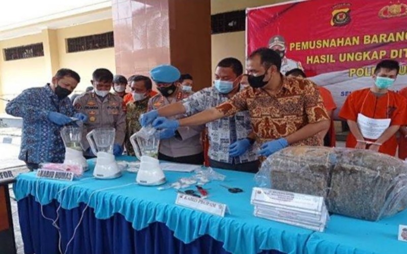 Polda Sumsel Musnahkan 15 Kg Ganja dan Sabu