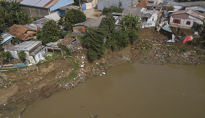 Rumah Pinggiran Kali Bekasi Amblas akibat Pergerakan Tanah - Bagian 1