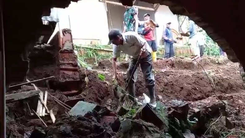Tanah Longsor Jebol Dinding Rumah di Majalengka, Penghuni Nyaris Tertimbun