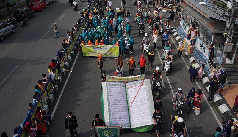 Santri Arak-arakan Bawa Alquran Ukuran Raksasa di Kota Semarang - Bagian 2
