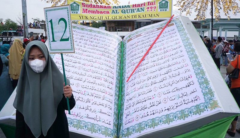 Santri Arak-arakan Bawa Alquran Ukuran Raksasa di Kota Semarang - Bagian 1