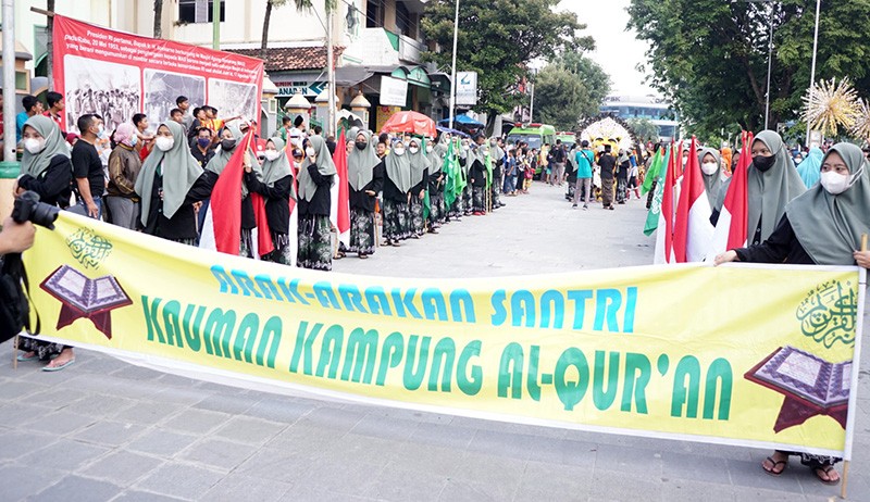 Santri Arak-arakan Bawa Alquran Ukuran Raksasa di Kota Semarang - Bagian 3