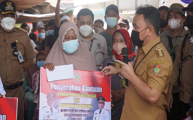 Gubernur Kalteng Serahkan Bantuan Kepada Korban Terdampak Kebakaran