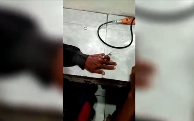 Petugas Damkar Serba Bisa, Bantu Kakek-Kakek Lepas Cincin yang Kekecilan 