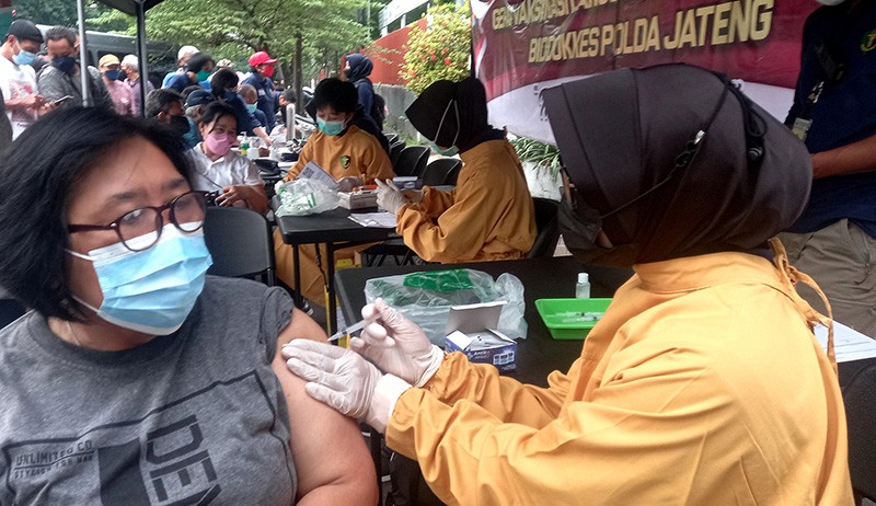 Antusiasme Masyarakat Semarang Ikuti Vaksinasi Booster Massal saat CFD - Bagian 1