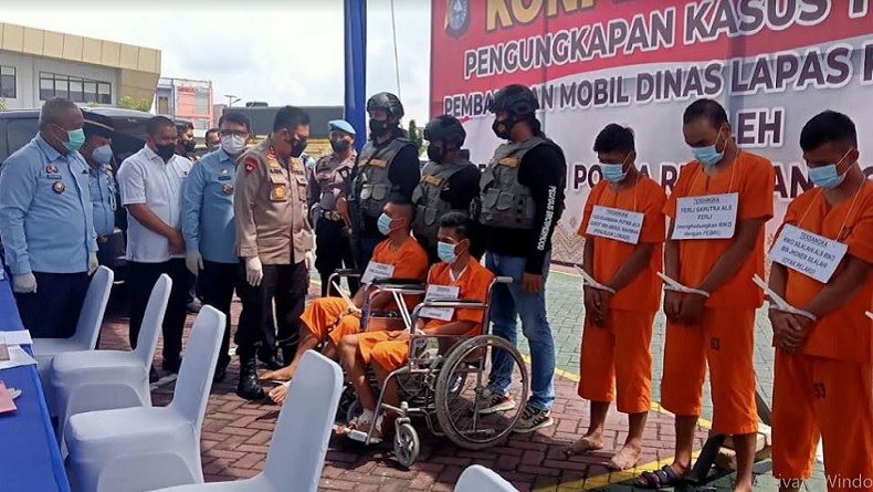 8 Pelaku Teror Pembakaran Mobil Dinas Lapas Pekanbaru Ditangkap, 2 Orang Ditembak