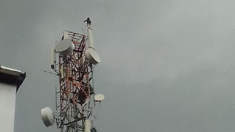 Barito Utara Geger Aksi Pemuda Naik Tower Setinggi 44 Meter, Dibujuk Uang Baru Turun