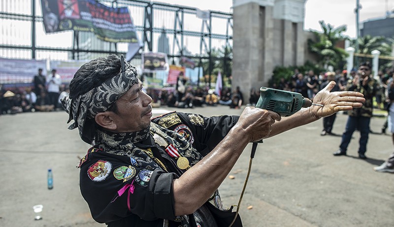 Tangan Dibor hingga Makan Api Warnai Unjuk Rasa Tuntut Arteria Dahlan Dipecat - Bagian 2
