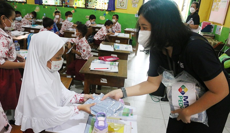 MNC Peduli Bagikan Masker-Hand Sanitizer untuk Murid SDN Cikini 01 Pagi - Bagian 1